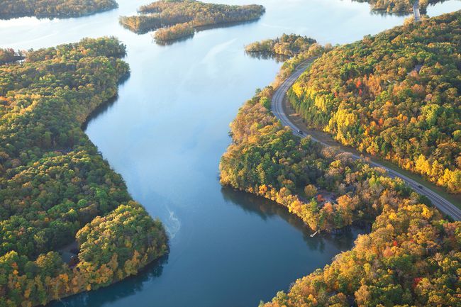 Route sinueuse le long du fleuve Mississippi près de Brainerd, Minnesota à l'automne.