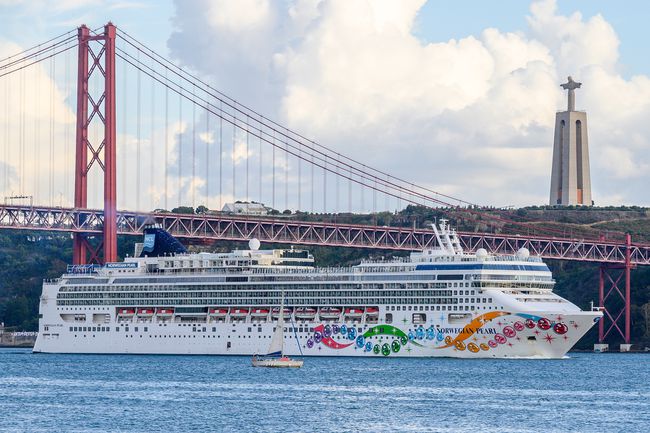 Le navire de croisière Norwegian Pearl quitte le port de Lisbonne