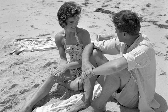 John F. Kennedy et Jackie Bouvier à Hyannis en 1953 avant leur mariage.