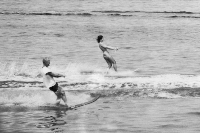 Jackie Kennedy et l'astronaute John Glenn font du ski nautique dans l'enceinte de Kennedy.  un
