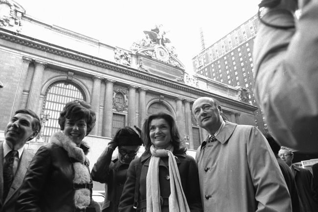 Jackie Kennedy Onassis (au centre) visitant Grand Central Terminal en 1975.