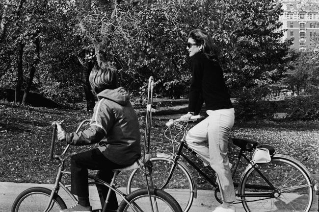 Jackie et son fils John F. Kennedy Jr. font du vélo dans Central Park