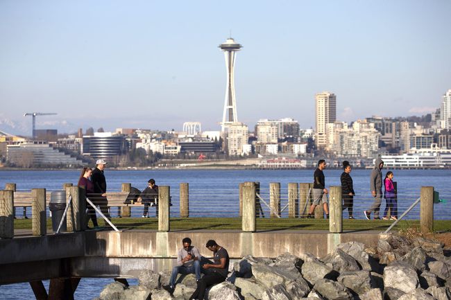 Les gens pratiquent la distanciation sociale dans un parc de l'ouest de Seattle le 20 mars 2020.