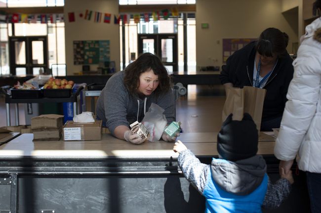 Des déjeuners scolaires sont fournis aux élèves après la fermeture des écoles de Seattle en mars.