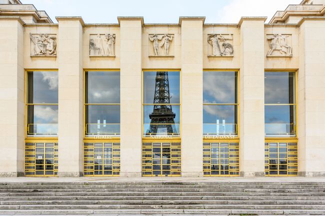 Vue de face de la façade de style Art Déco du Grand Foyer du Théâtre National de Chaillot, situé dans le palais de Chaillot, face à la tour Eiffel