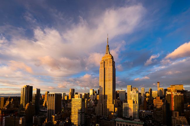 Une vue de l'heure d'or de New York avec l'Empire State Building