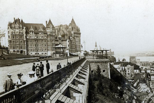 Images d'archives de l'hôtel Château Frontenac et de la terrasse Dufferin, Québec, Canada