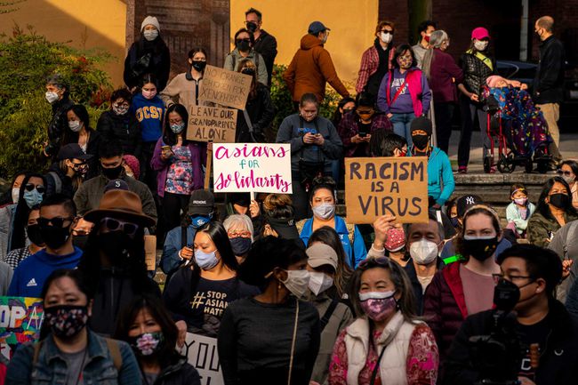 Des manifestants se rassemblent dans le Chinatown-International District pour un rassemblement "We Are Not Silent" et une marche contre la haine et les préjugés anti-asiatiques le 13 mars 2021 à Seattle, Washington.