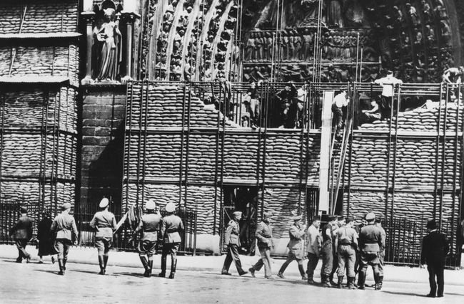 Dégagement de la protection des sacs de sable de la façade de Notre-Dame, Paris occupé par les Allemands, 1940.