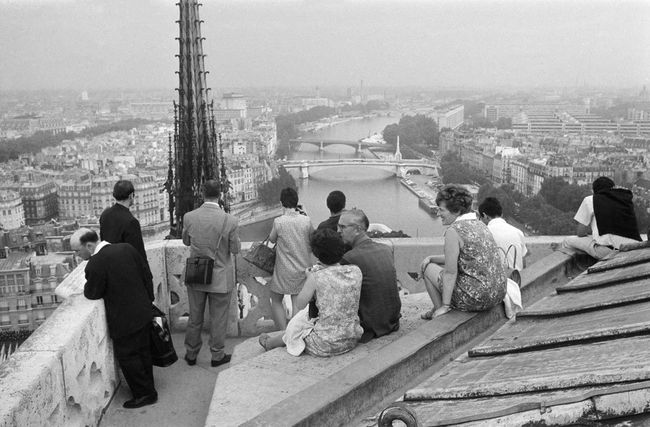 Touristes sur le toit de Notre Dame, Paris, 1968