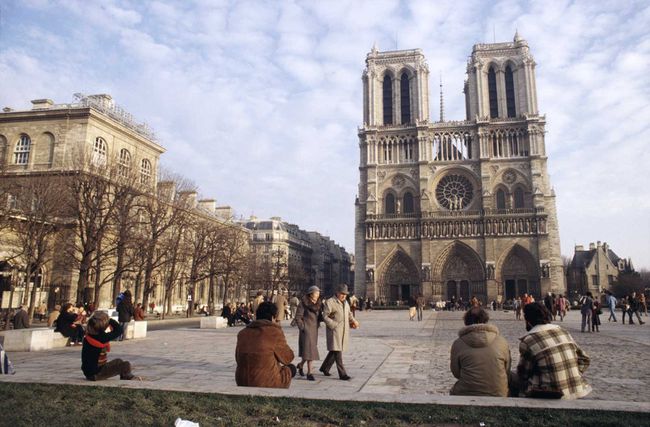 Le parvis de la cathédrale Notre-Dame vers 1980 sur l'Ile de la Cité à Paris, France