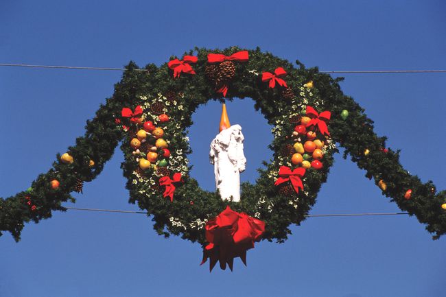Une guirlande de Noël est accrochée dans Main Street au Magic Kingdom