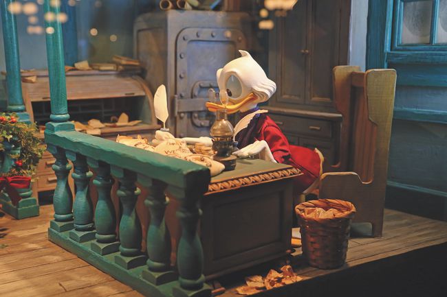 Donald Duck comme Scrooge dans une vitrine de Mickey dans Magic Kingdom