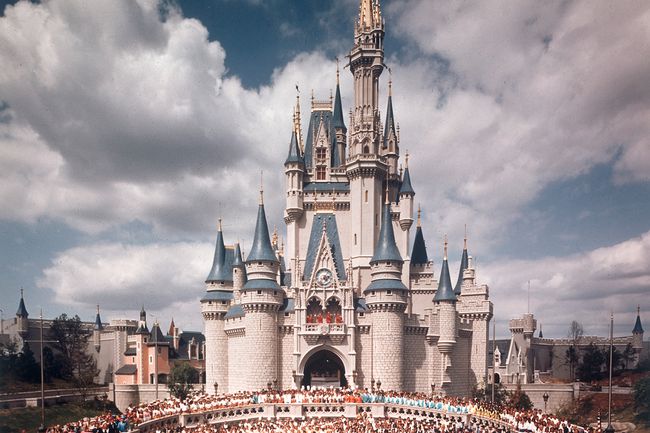 Le personnel de Walt Disney devant le château de Cendrillon avant l'inauguration de Walt Disney World