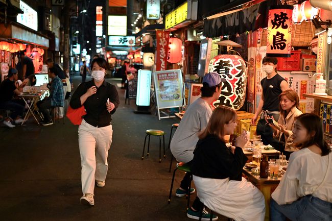 les gens dînent dehors dans le quartier Shinbashi de Tokyo