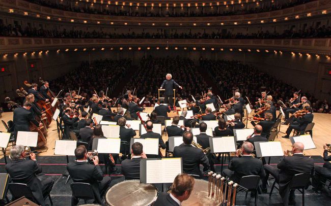 Simon Rattle à la tête de l'Orchestre philharmonique de Berlin dans les symphonies de Schumann au Carnegie Hall le dimanche soir 5 octobre 2014.