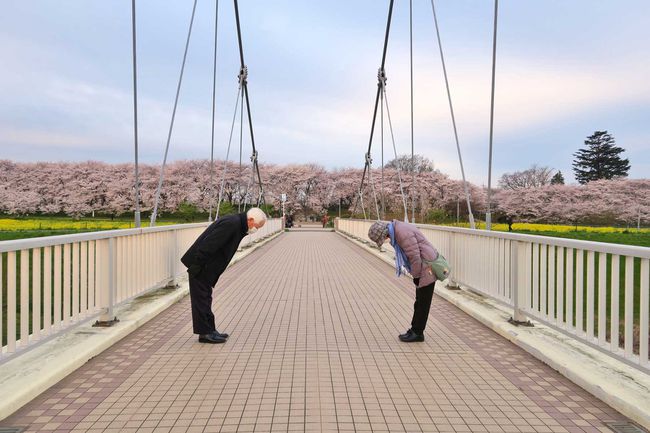 Deux personnes masquées s'inclinant l'une vers l'autre au Japon