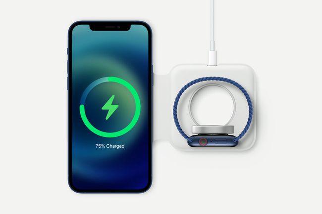 Une charge iPhone et Apple Watch sur un chargeur duo MagSafe duo
