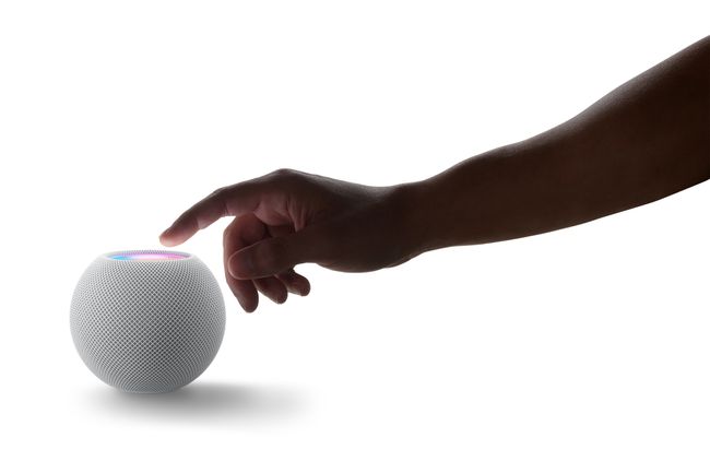 Un bras tendu pour toucher l'Apple home pod mini