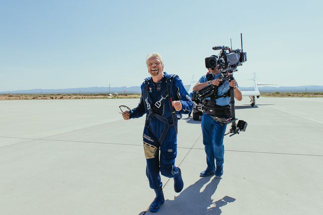 Sir Richard Branson court pour embrasser sa famille après avoir atterri depuis l'espace