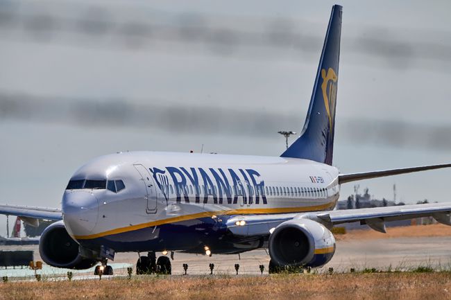 Ryanair Boeing 737-8AS manœuvres pour le décollage à l'aéroport international Humberto Delgado de Lisbonne