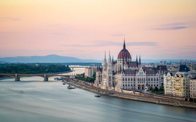 Le bâtiment du Parlement hongrois sur les rives du Danube à l'aube