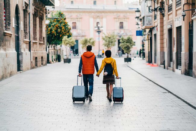 Jeune couple avec des valises qui vient d'arriver à Valence