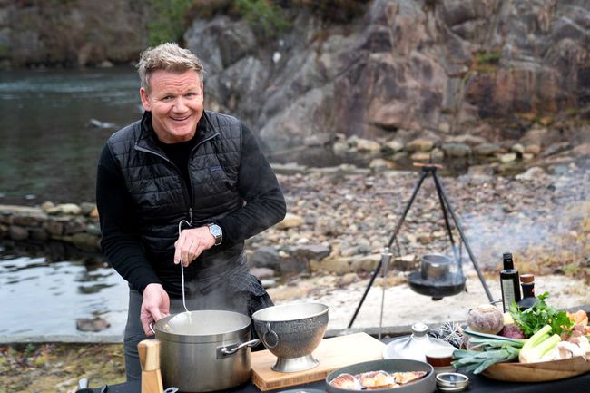 Le chef Gordon Ramsay en remuant une marmite de chaudrée à l'extérieur, sur le rivage de l'île Vestry en Norvège