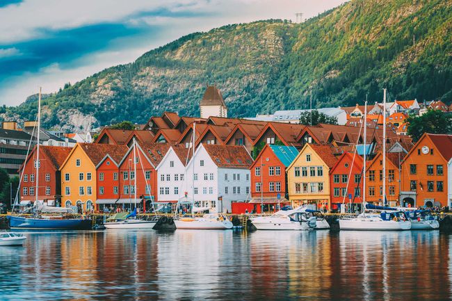 Maisons colorées surplombant l'eau à Bryggen Wharf à Bergen, Norvège