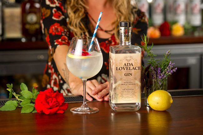 Ada Lovelace Gin avec un cocktail