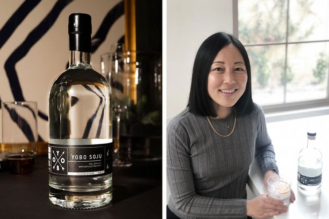 Gauche : bouteille de Yobo Soju près des verres ;  À droite : Carolyn Kim avec un verre de YOBO Soju