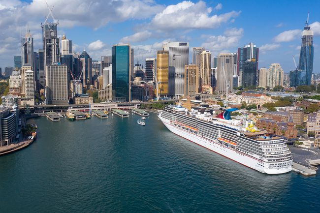 Une image aérienne de Carnival Spirit au terminal passagers d'outre-mer à Circular Quay à Sydney, Australie