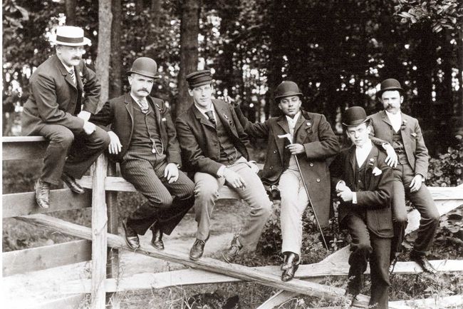 Cette photographie présente le légendaire jockey Isaac Burns Murphy (troisième à partir de la droite), avec plusieurs autres invités à un clambake organisé par l'entraîneur Matt Byrnes après la victoire de Murphy à bord de Salvator dans les 1890 Champion Stakes à Monmouth Park.