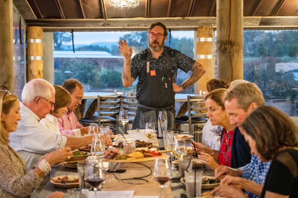 Le chef Travis Milton présente un dîner à la ferme à Nicewonder Farm & Vineyards