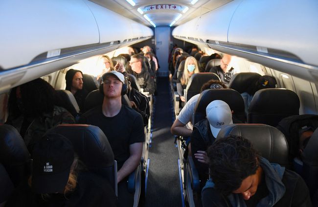 Passagers d'avion avec et sans masque