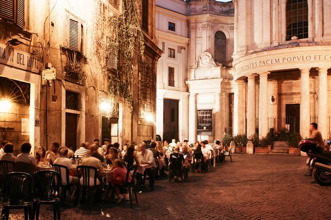 Les gens dînant à l'extérieur des restaurants au crépuscule, Italie, Latium, Rome