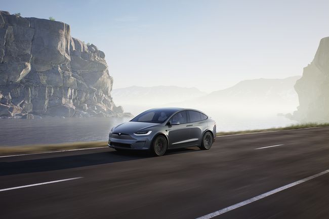 Tesla Model X roulant sur route ouverte