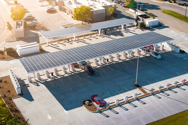 Vue aérienne d'une station Tesla Supercharger