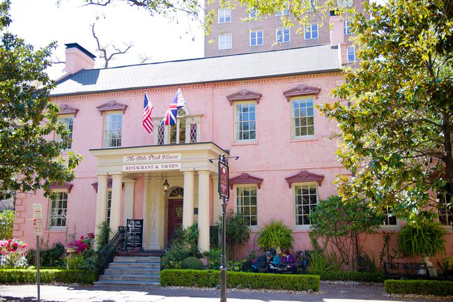 L'extérieur de l'Olde Pink House à Savannah, GA
