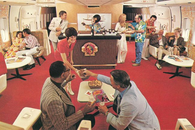 Une serveuse servant des collations dans un avion Party Lounge.