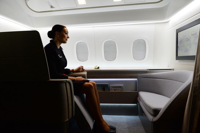 Un préposé d'Air France montre la compagnie aérienne "haute couture" suite comprenant un siège qui s'incline dans un lit de 2,01 mètres de long et 77 centimètres de large (6 pieds 7 pouces et 30 pouces) - l'une des plus spacieuses au monde, à Shanghai le 7 mai 2014