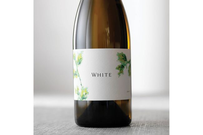Bouteille de vin blanc sur fond blanc