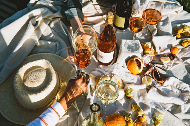 Photo aérienne d'une table remplie de verres à vin et de fruits