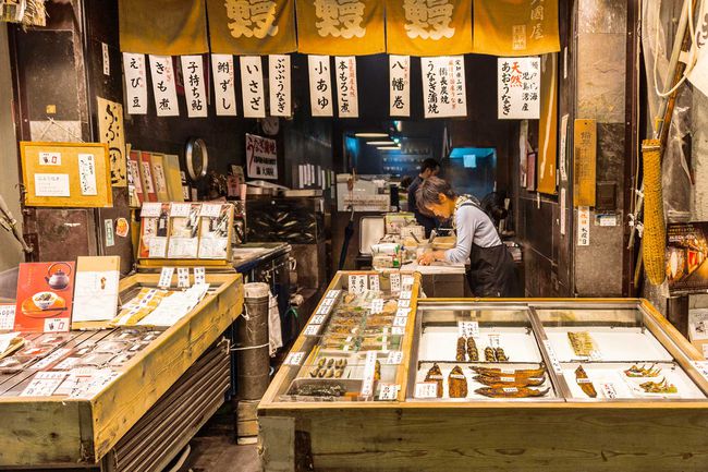 Poissonnier au marché de Nishiki à Kyoto, Japon