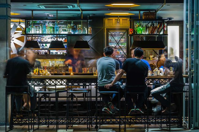 Personnes dans un bar en plein air à Singapour