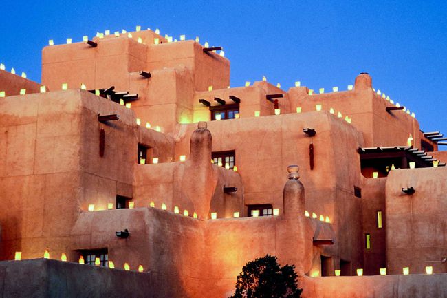 Hôtel Loretto de style Pueblo Noël Farolito au crépuscule