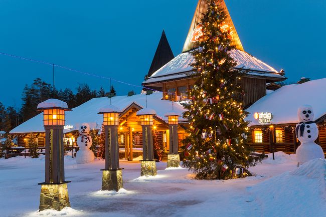 Village du Père Noël au crépuscule, Rovaniemi, Finlande
