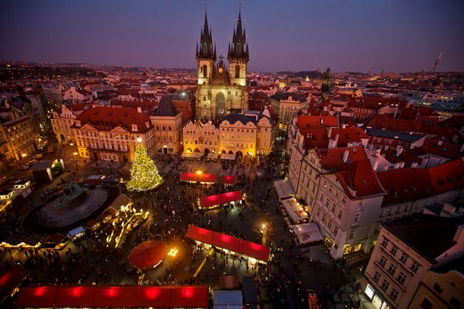 vue aérienne du marché de Noël de Prague