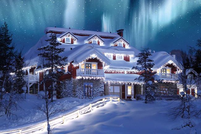 Maison décorée de Noël sous les aurores boréales en Laponie finlandaise