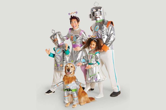 Famille dans des costumes d'halloween sur le thème des robots spatiaux